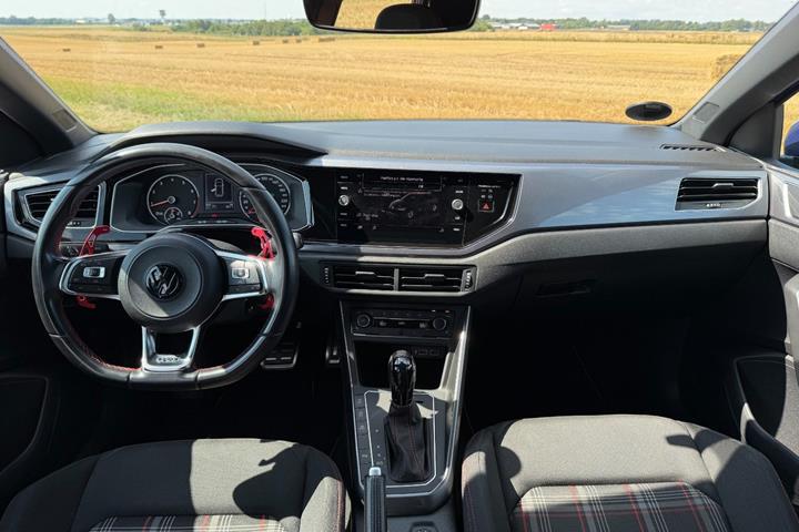 Blå VW Polo fra 2019