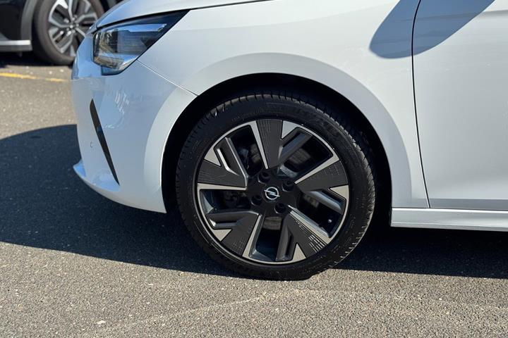 Hvid Opel Corsa-e fra 2021