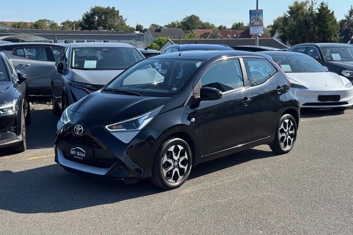 Sort Toyota Aygo fra 2018 set udefra