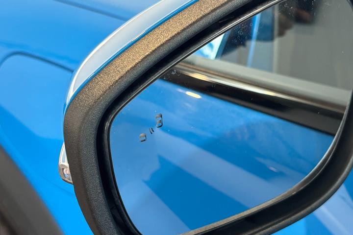 Blå Ford Mustang Mach-E fra 2022