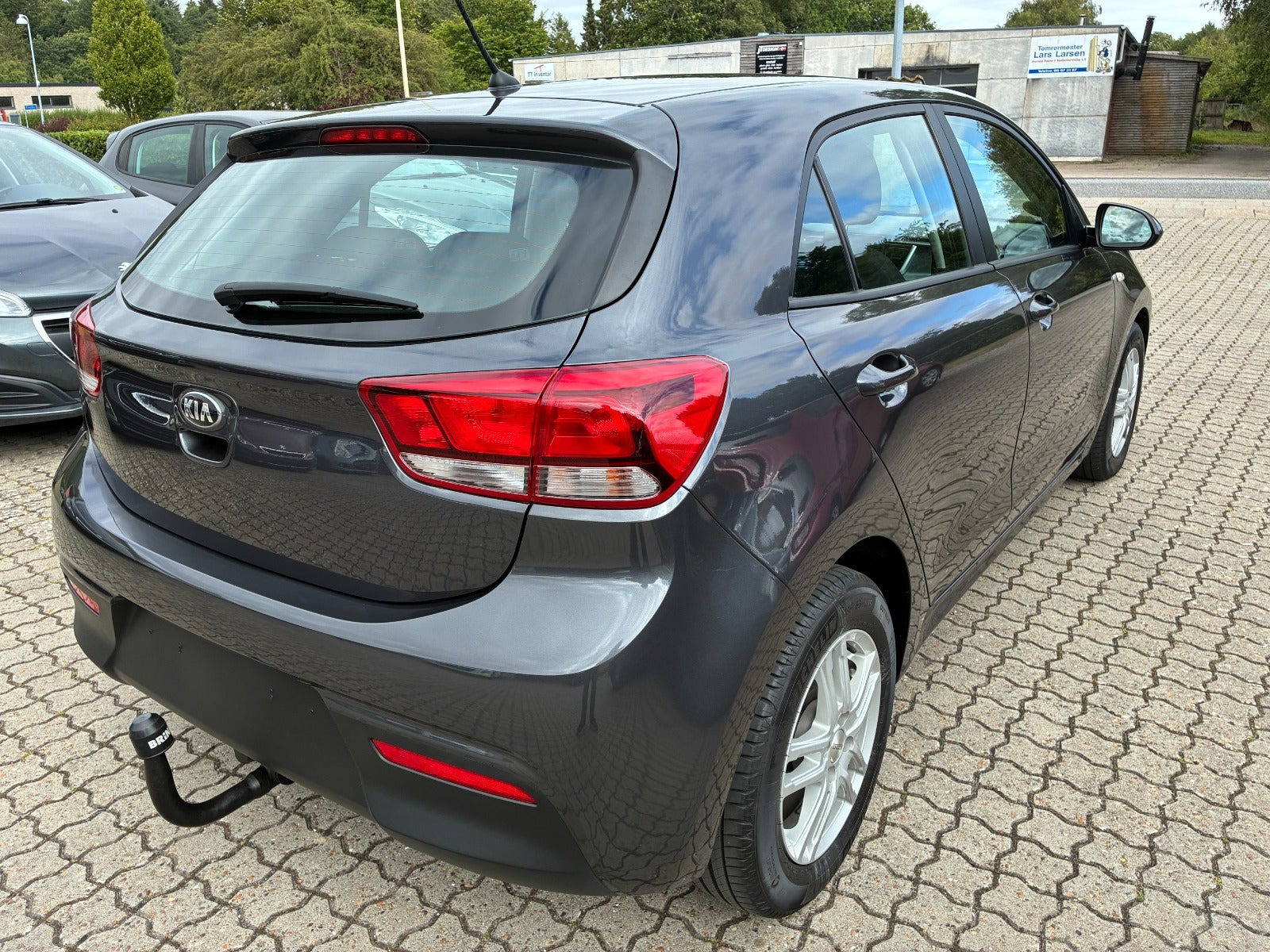 Grå Kia Rio fra 2017