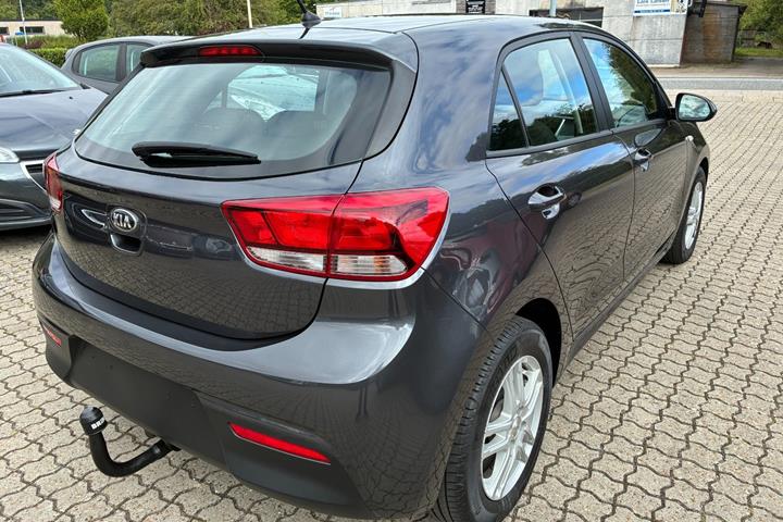 Grå Kia Rio fra 2017