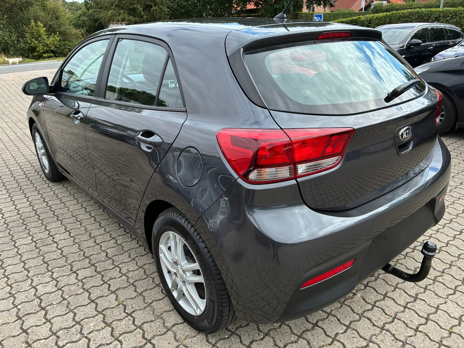 Grå Kia Rio fra 2017