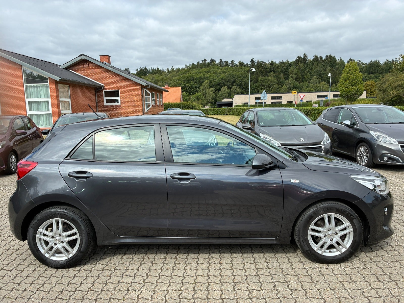 Grå Kia Rio fra 2017