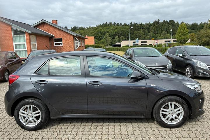 Grå Kia Rio fra 2017