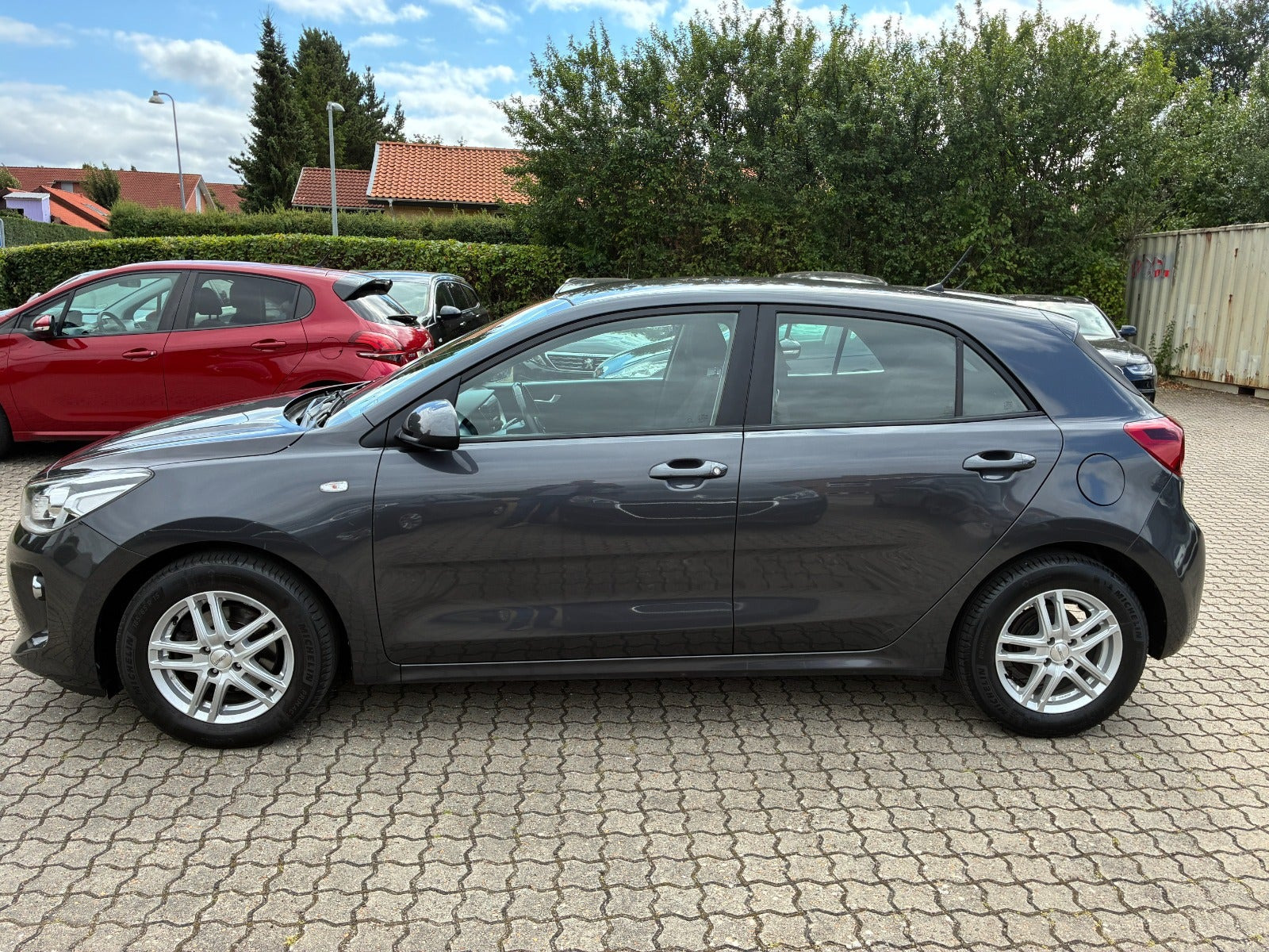 Grå Kia Rio fra 2017