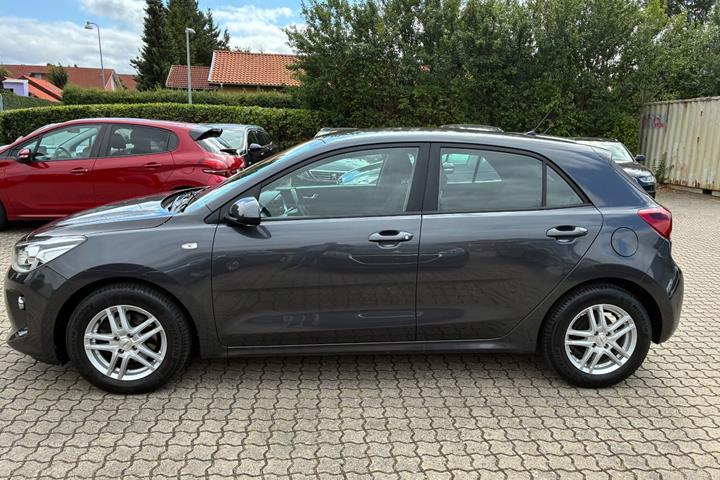 Grå Kia Rio fra 2017