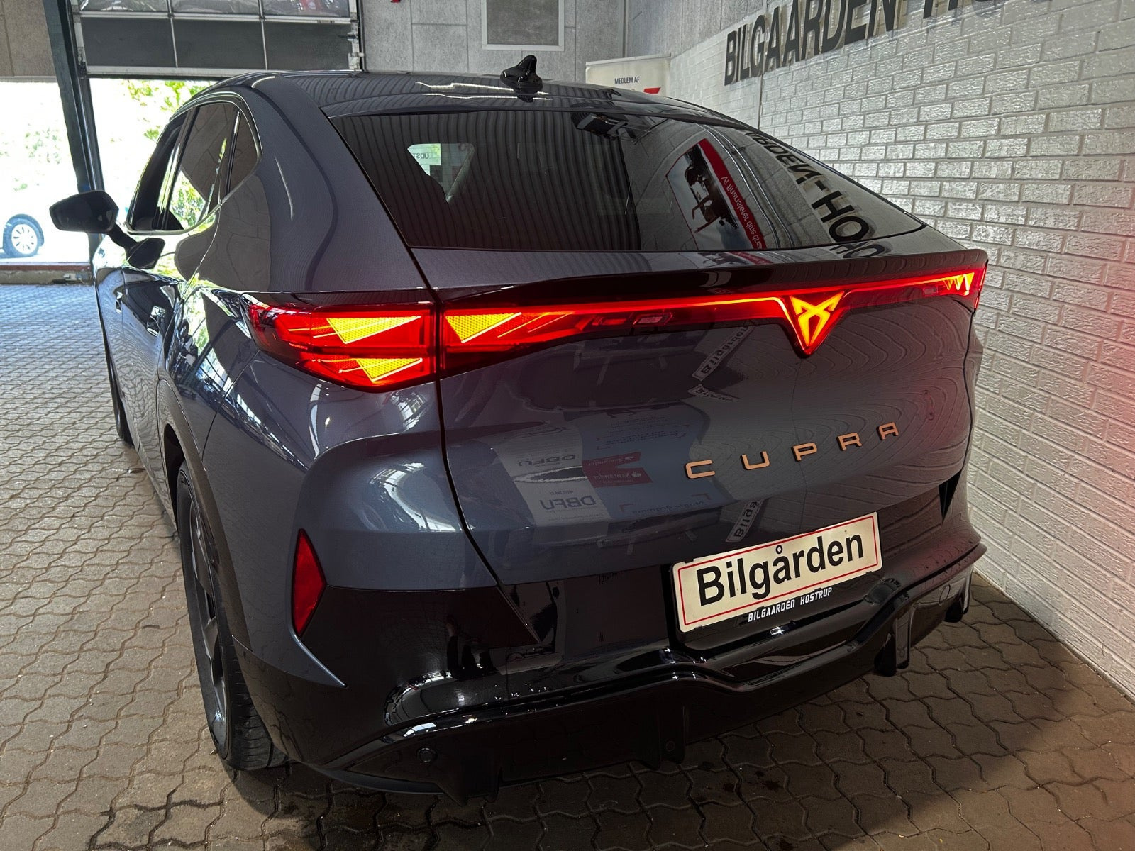 Blå Cupra Tavascan fra 2024