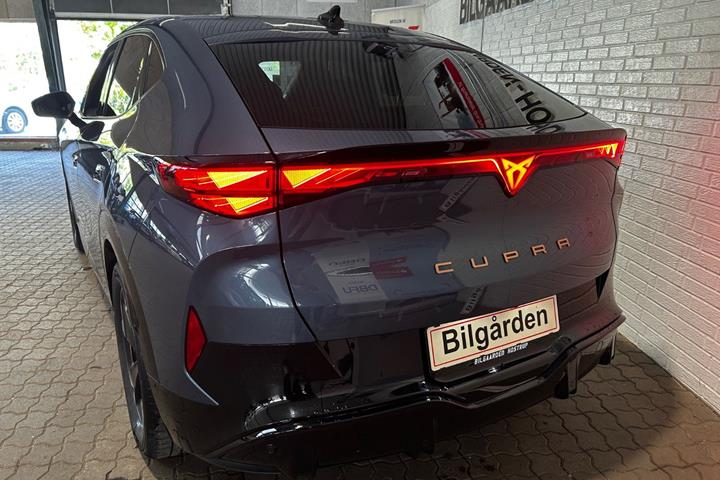 Blå Cupra Tavascan fra 2024