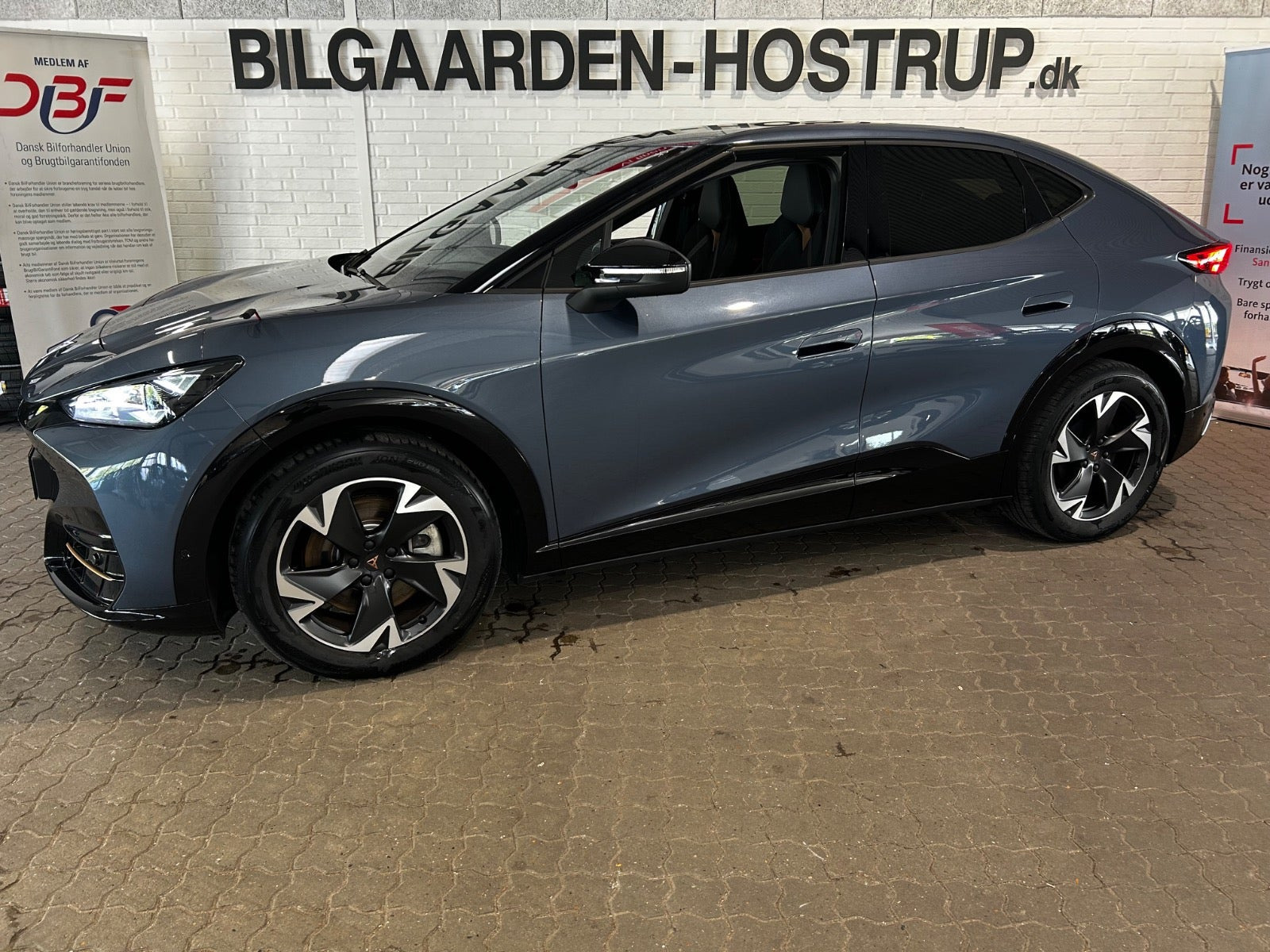 Blå Cupra Tavascan fra 2024