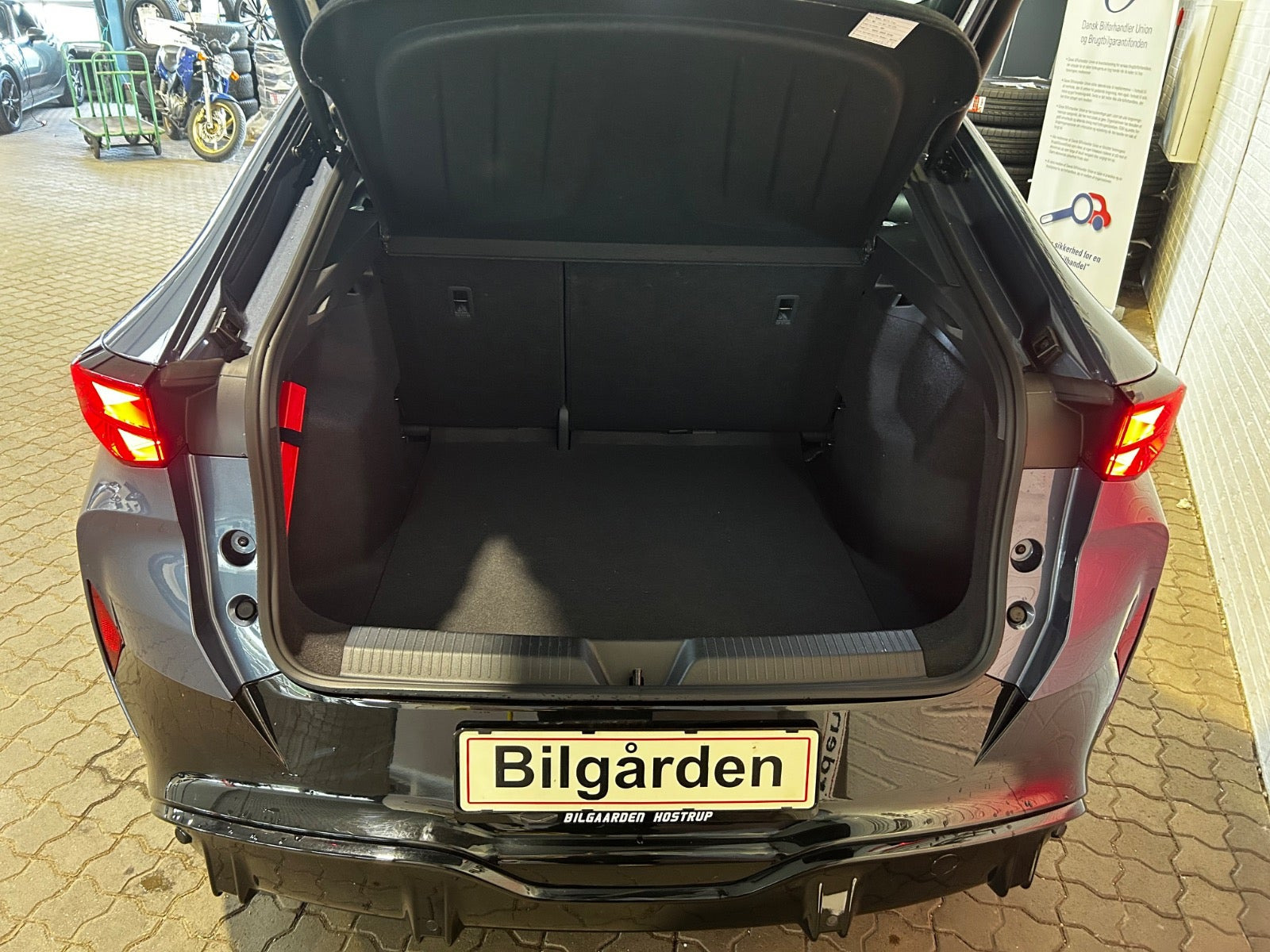Blå Cupra Tavascan fra 2024
