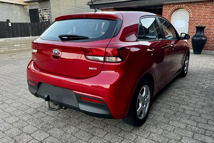 Rød Kia Rio fra 2017