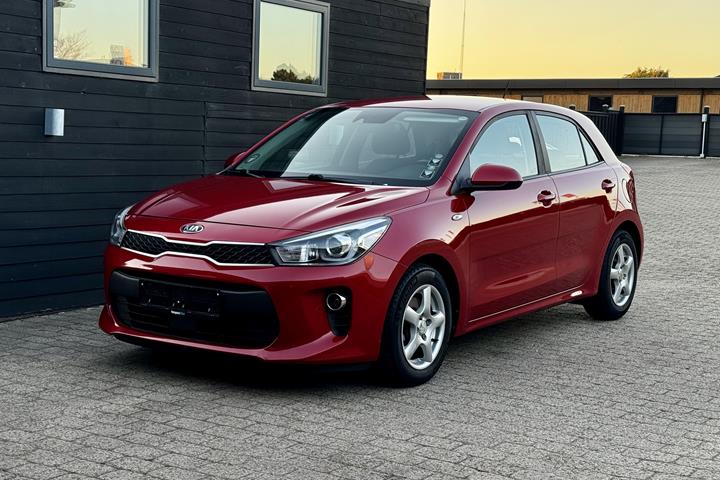 Rød Kia Rio fra 2017