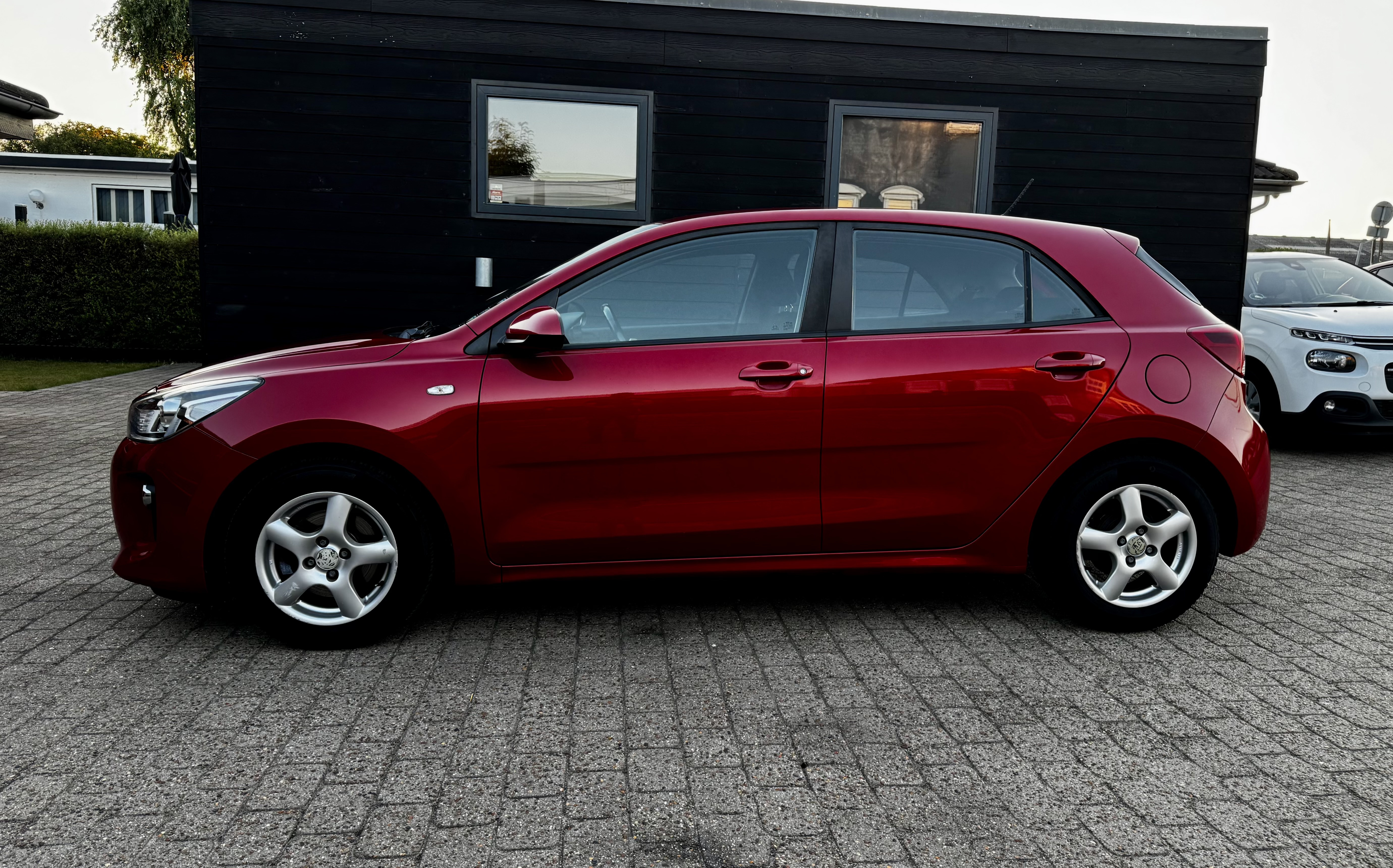 Rød Kia Rio fra 2017