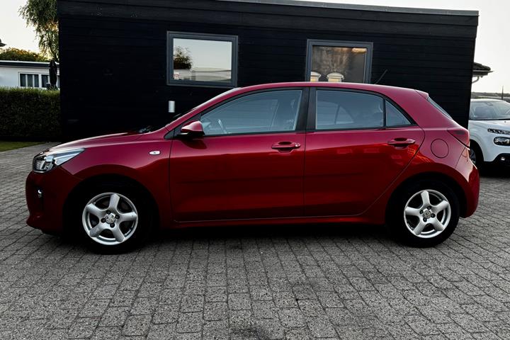 Rød Kia Rio fra 2017