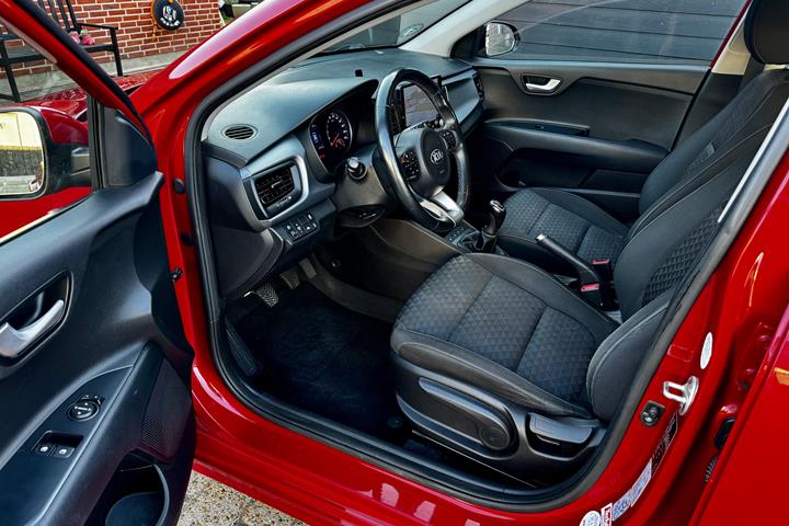 Rød Kia Rio fra 2017