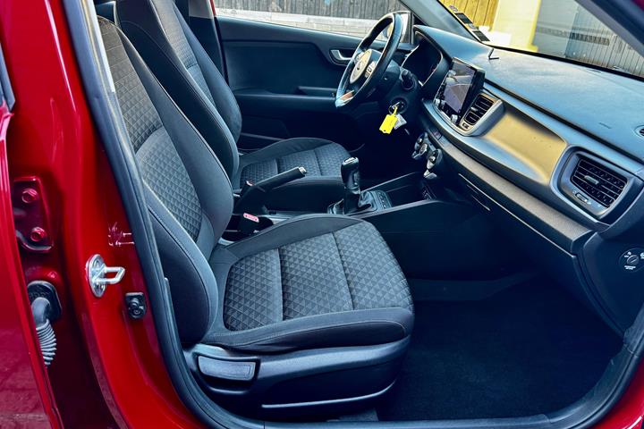 Rød Kia Rio fra 2017