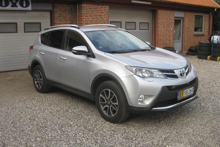 Sølv Toyota RAV4 fra 2014 set udefra