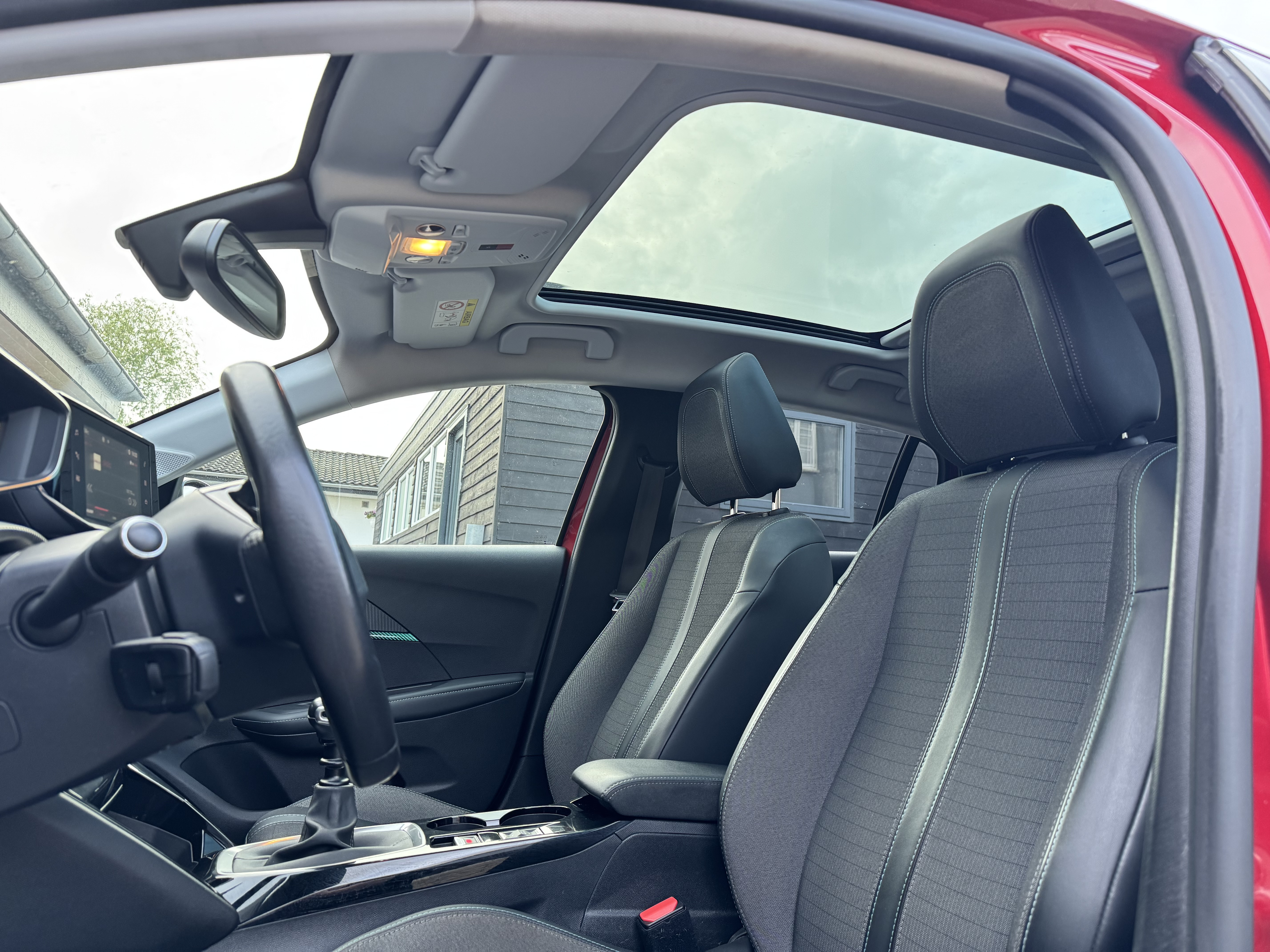 Rød Peugeot 208 fra 2020