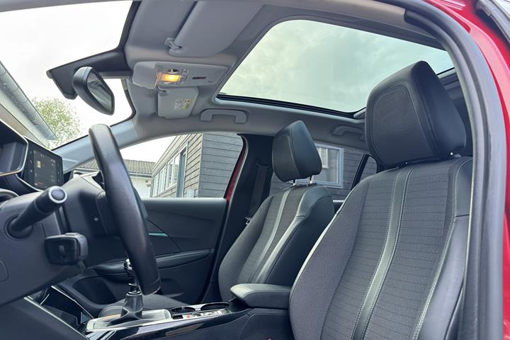 Rød Peugeot 208 fra 2020