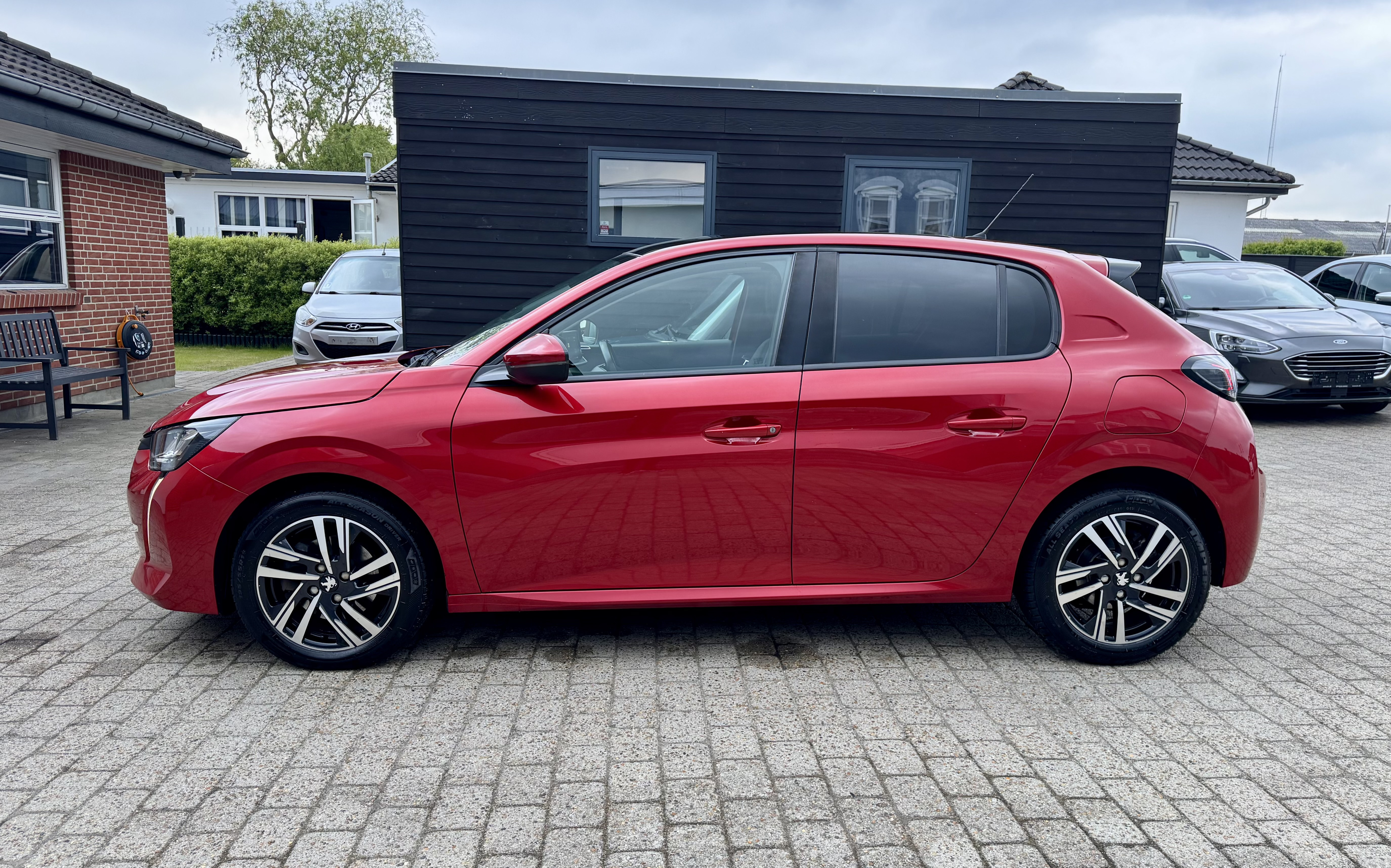 Rød Peugeot 208 fra 2020