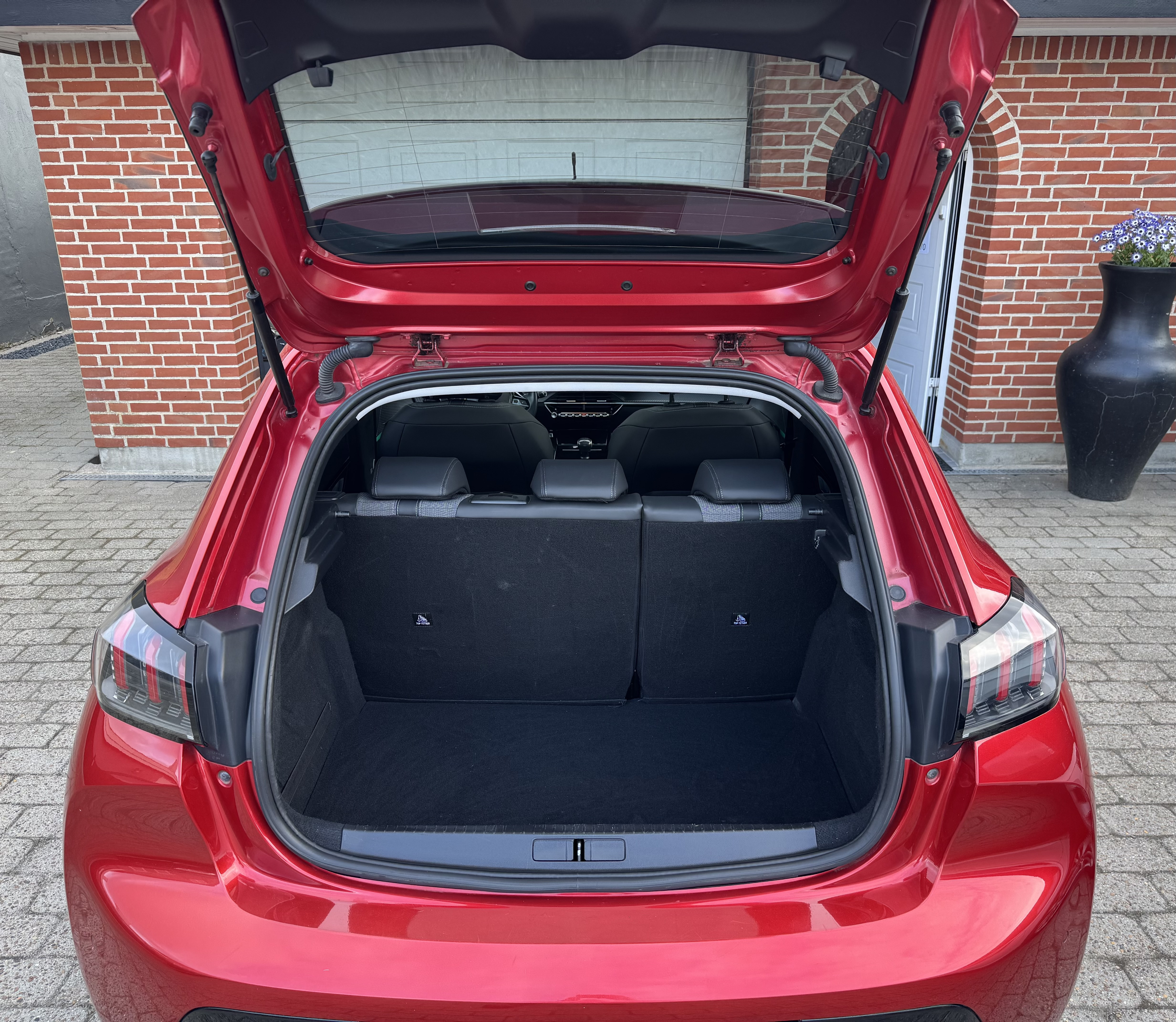 Rød Peugeot 208 fra 2020