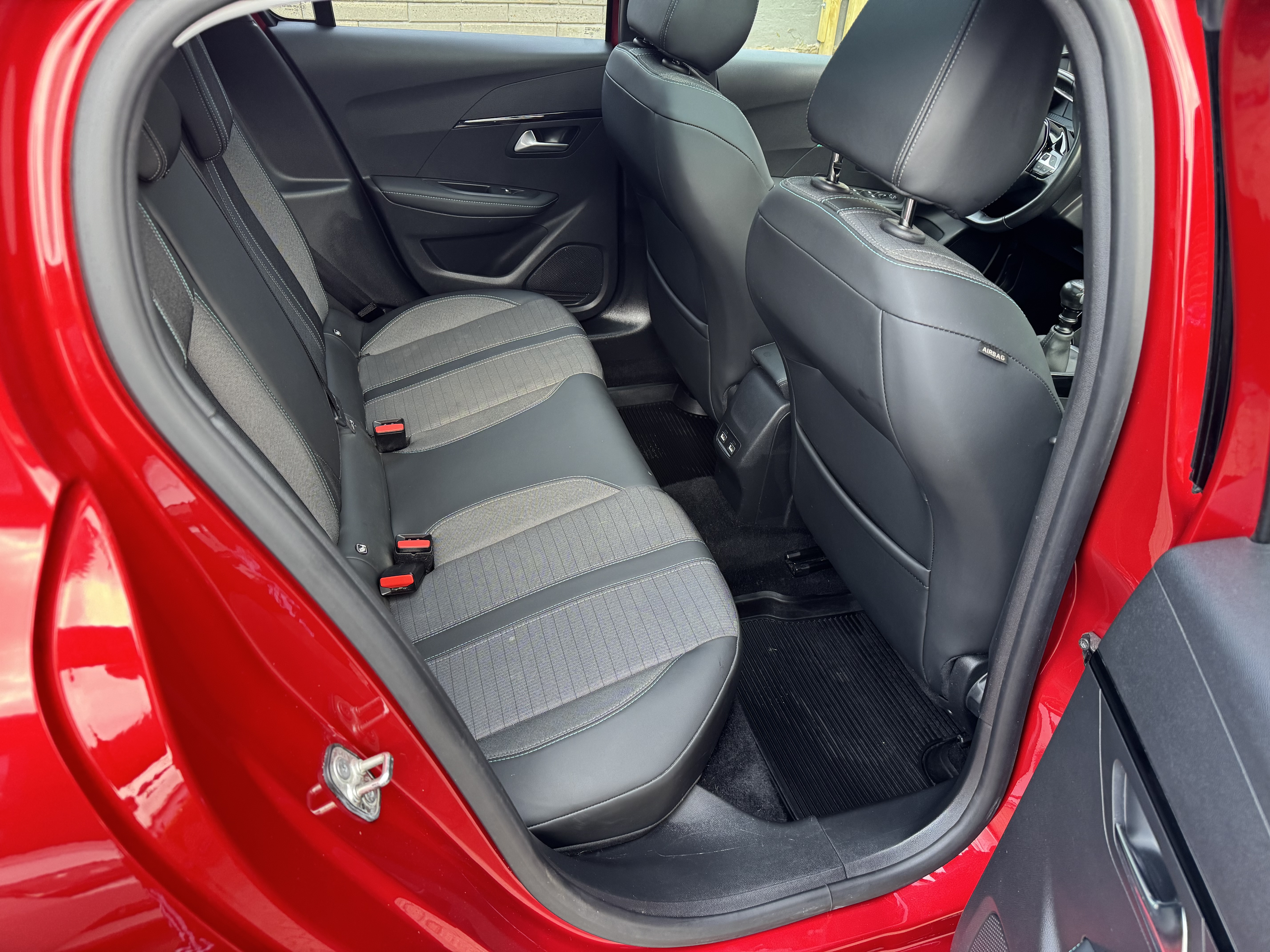 Rød Peugeot 208 fra 2020