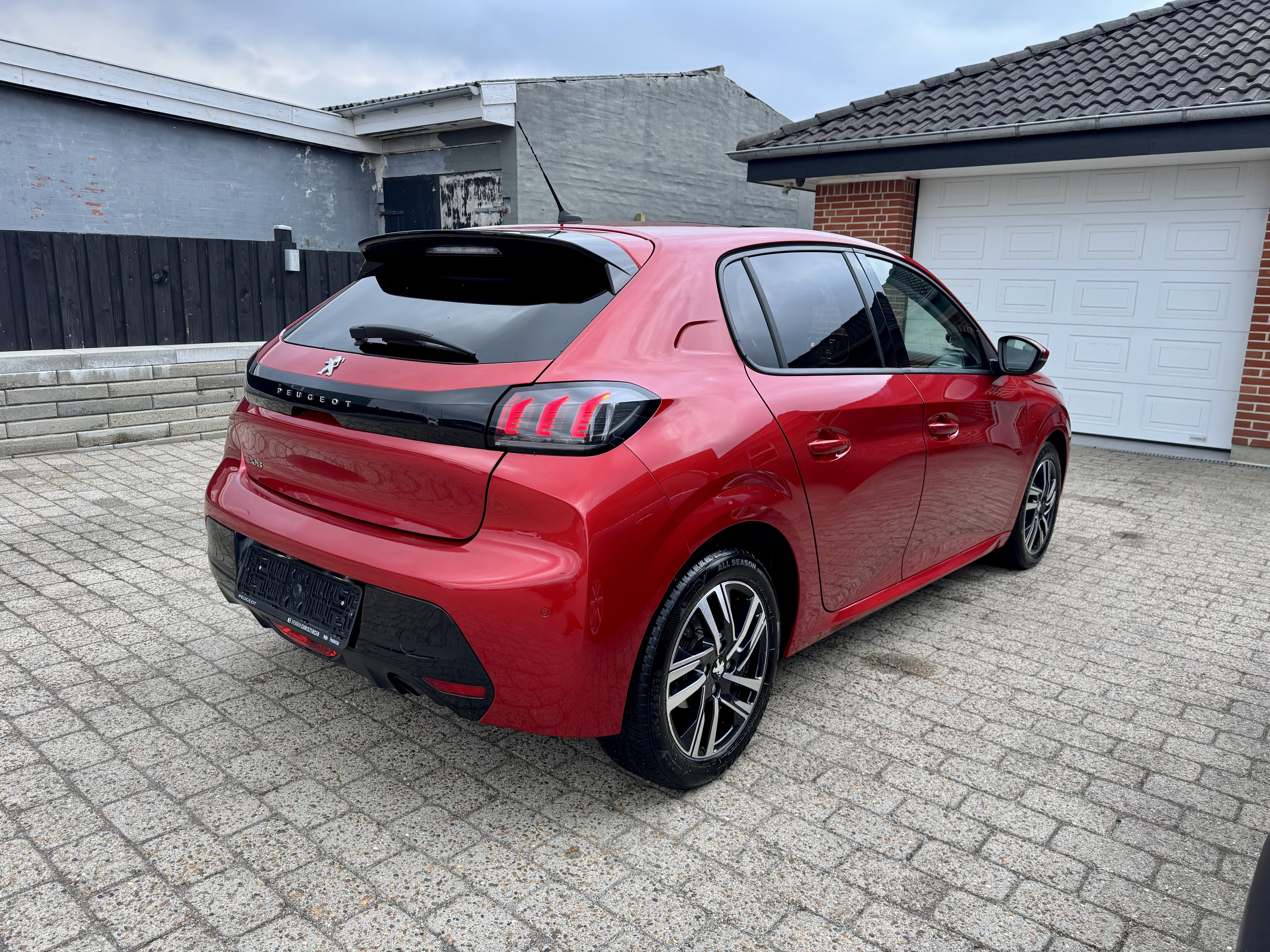 Rød Peugeot 208 fra 2020