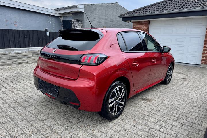 Rød Peugeot 208 fra 2020