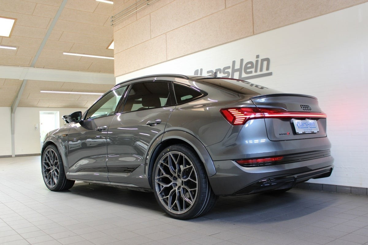 Grå Audi e-tron S fra 2023