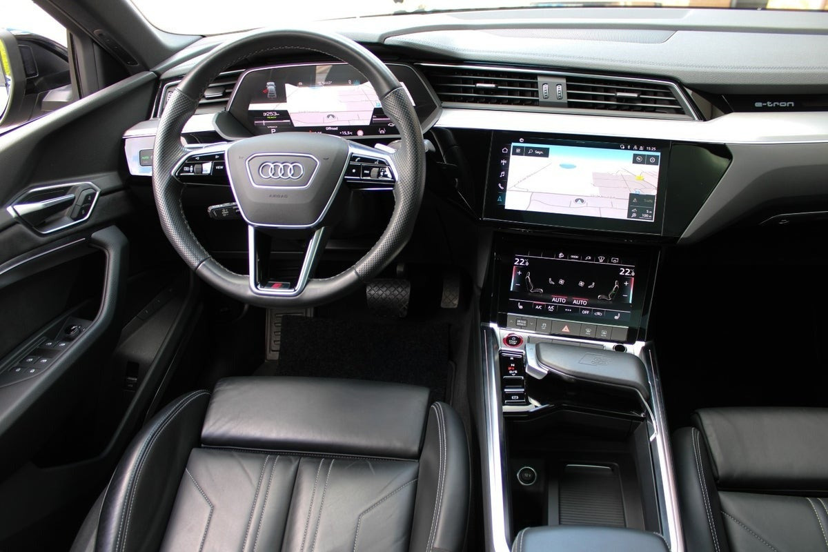Grå Audi e-tron S fra 2023
