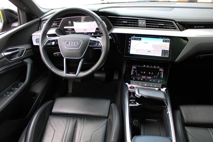 Grå Audi e-tron S fra 2023