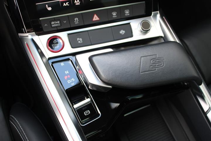 Grå Audi e-tron S fra 2023