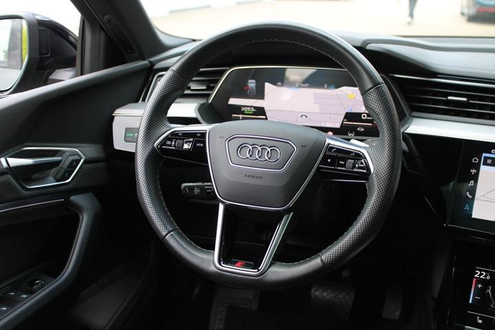 Grå Audi e-tron S fra 2023