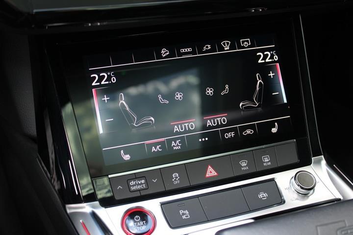 Grå Audi e-tron S fra 2023