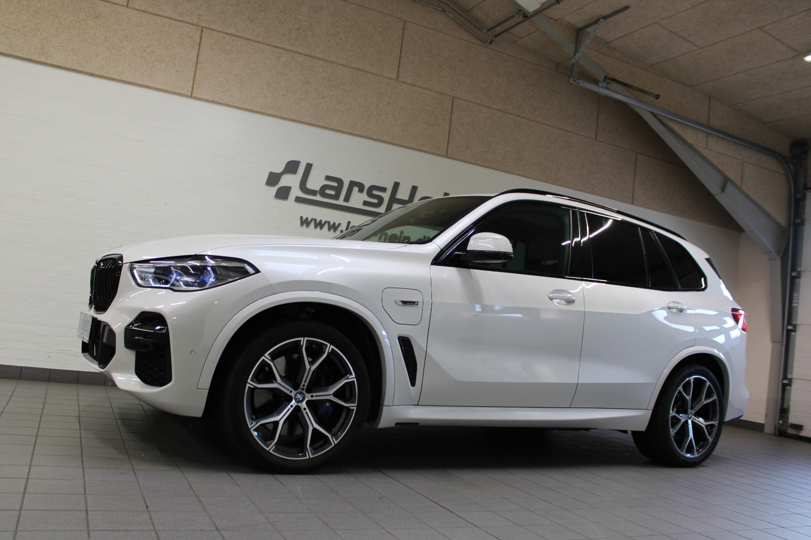 Hvid BMW X5 fra 2023