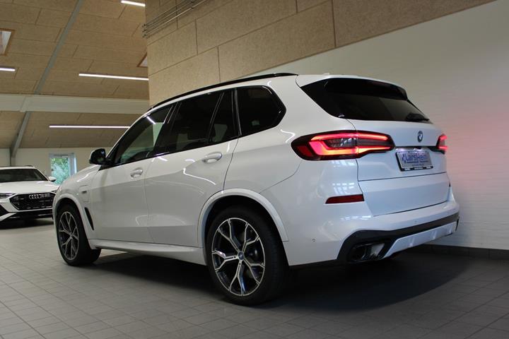 Hvid BMW X5 fra 2023