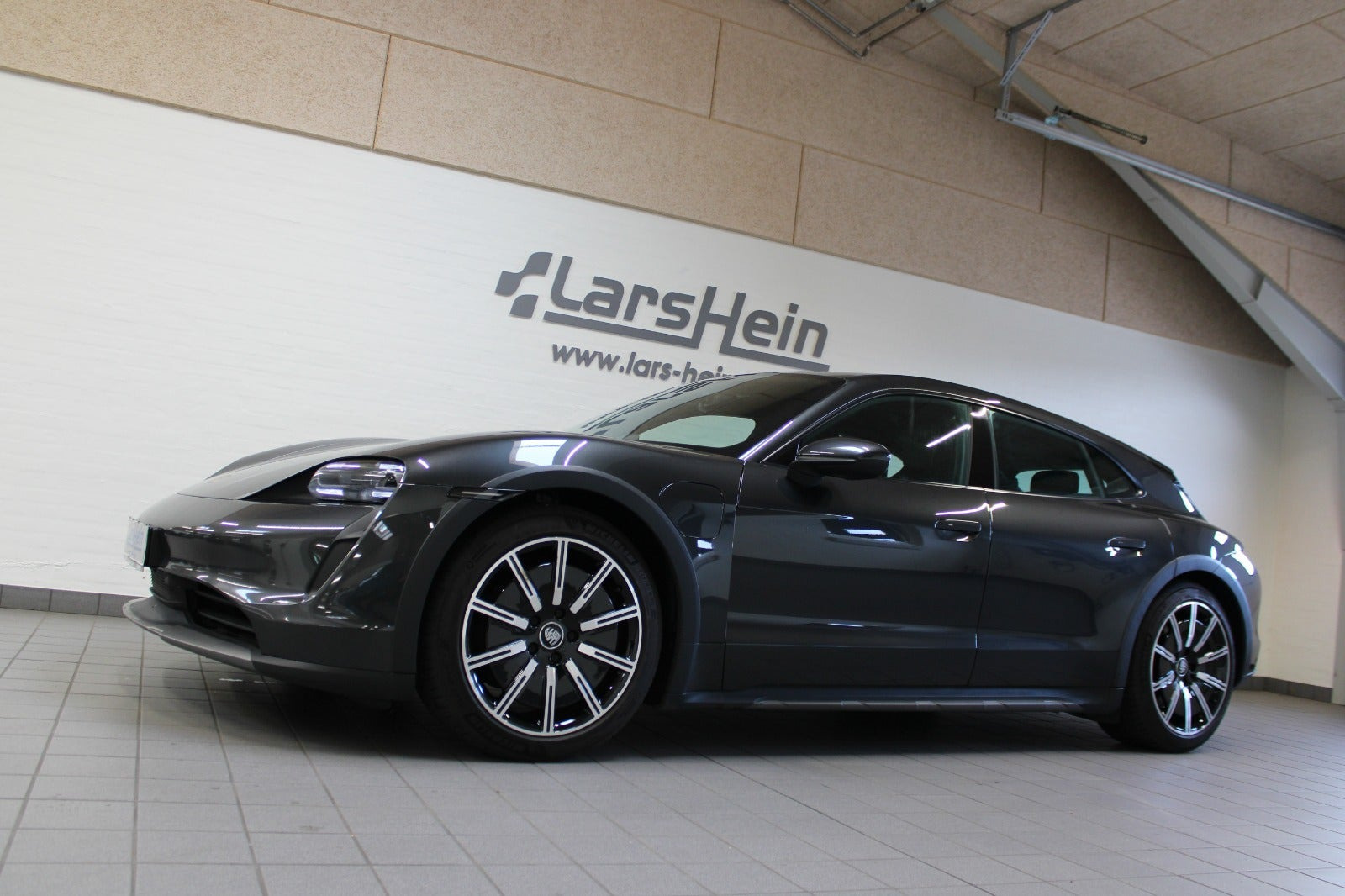Grå Porsche Taycan 4 fra 2023