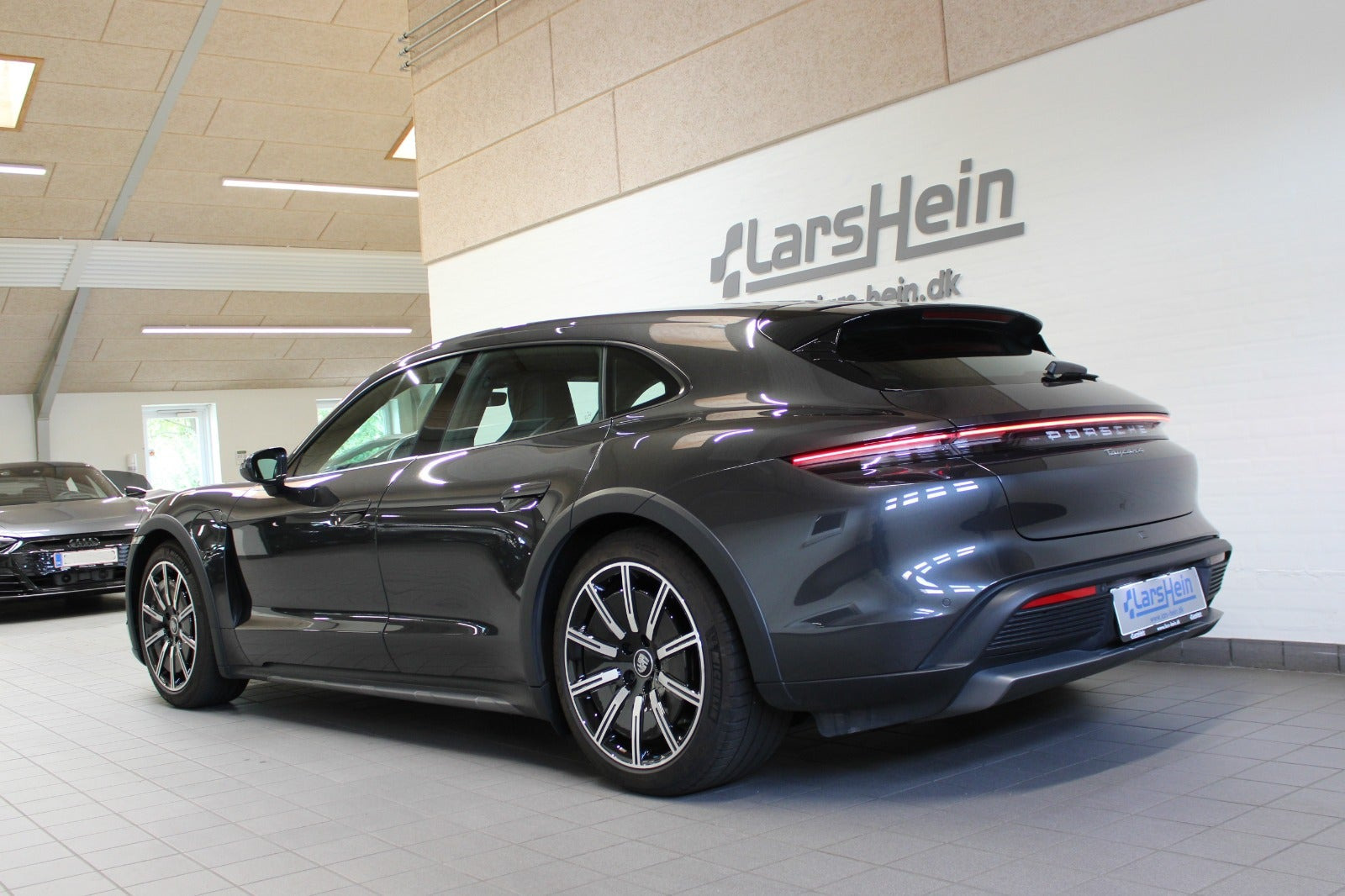Grå Porsche Taycan 4 fra 2023