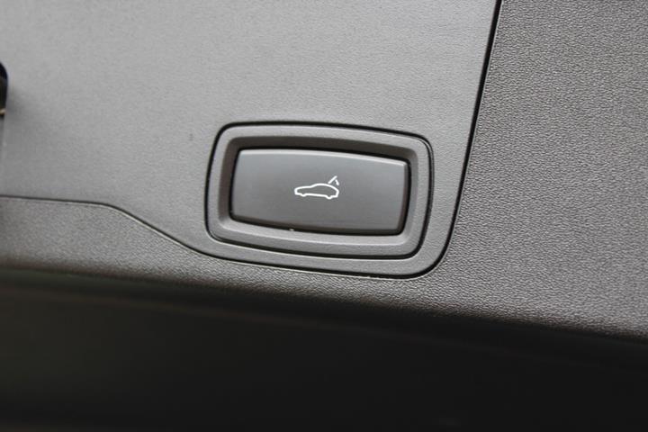 Grå Porsche Taycan 4 fra 2023