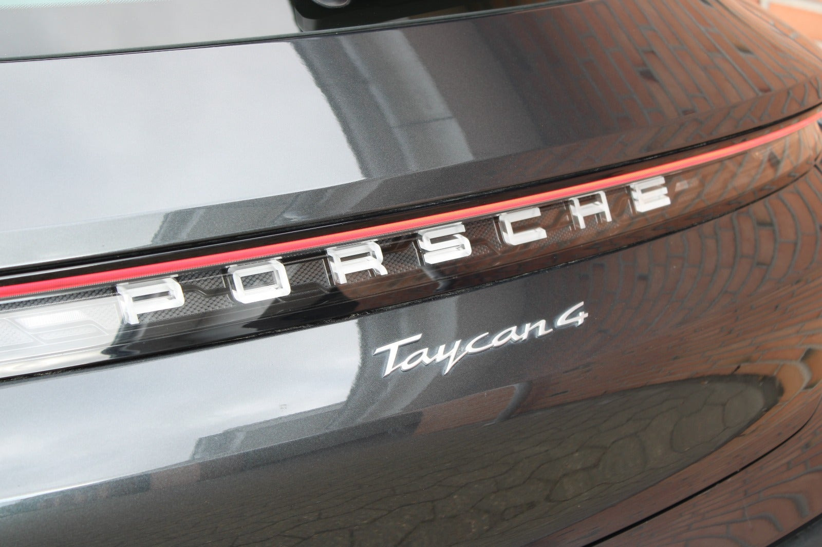 Grå Porsche Taycan 4 fra 2023