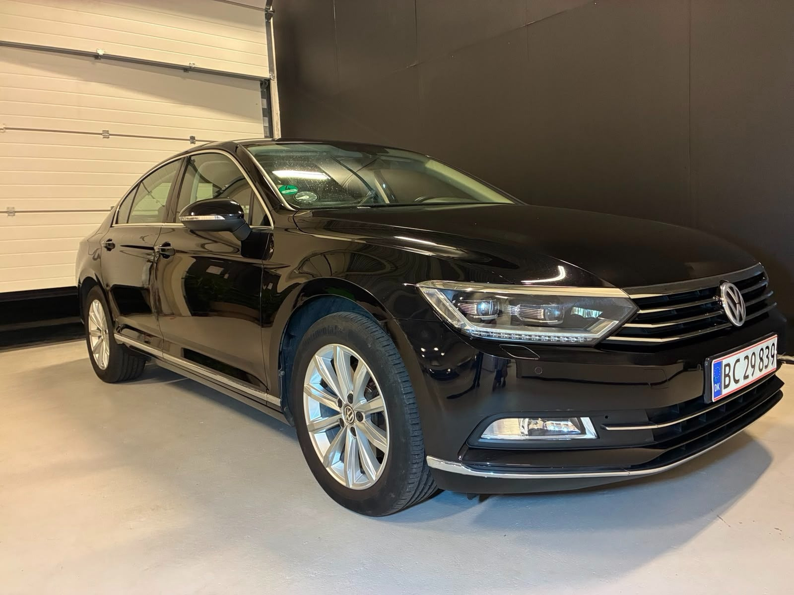 Sort VW Passat fra 2016