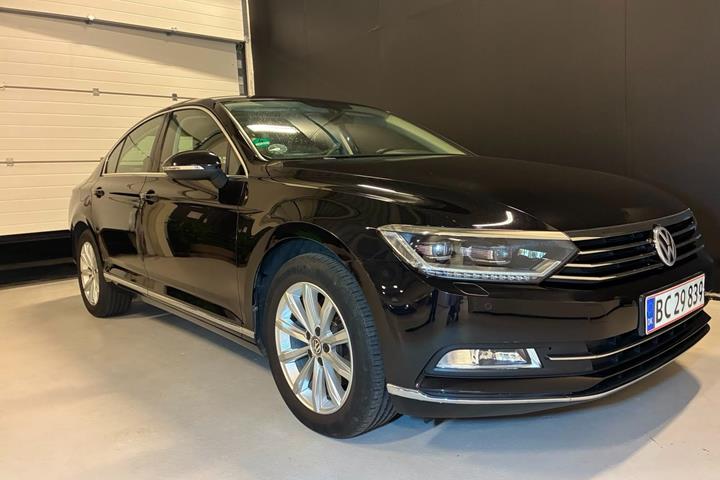 Sort VW Passat fra 2016
