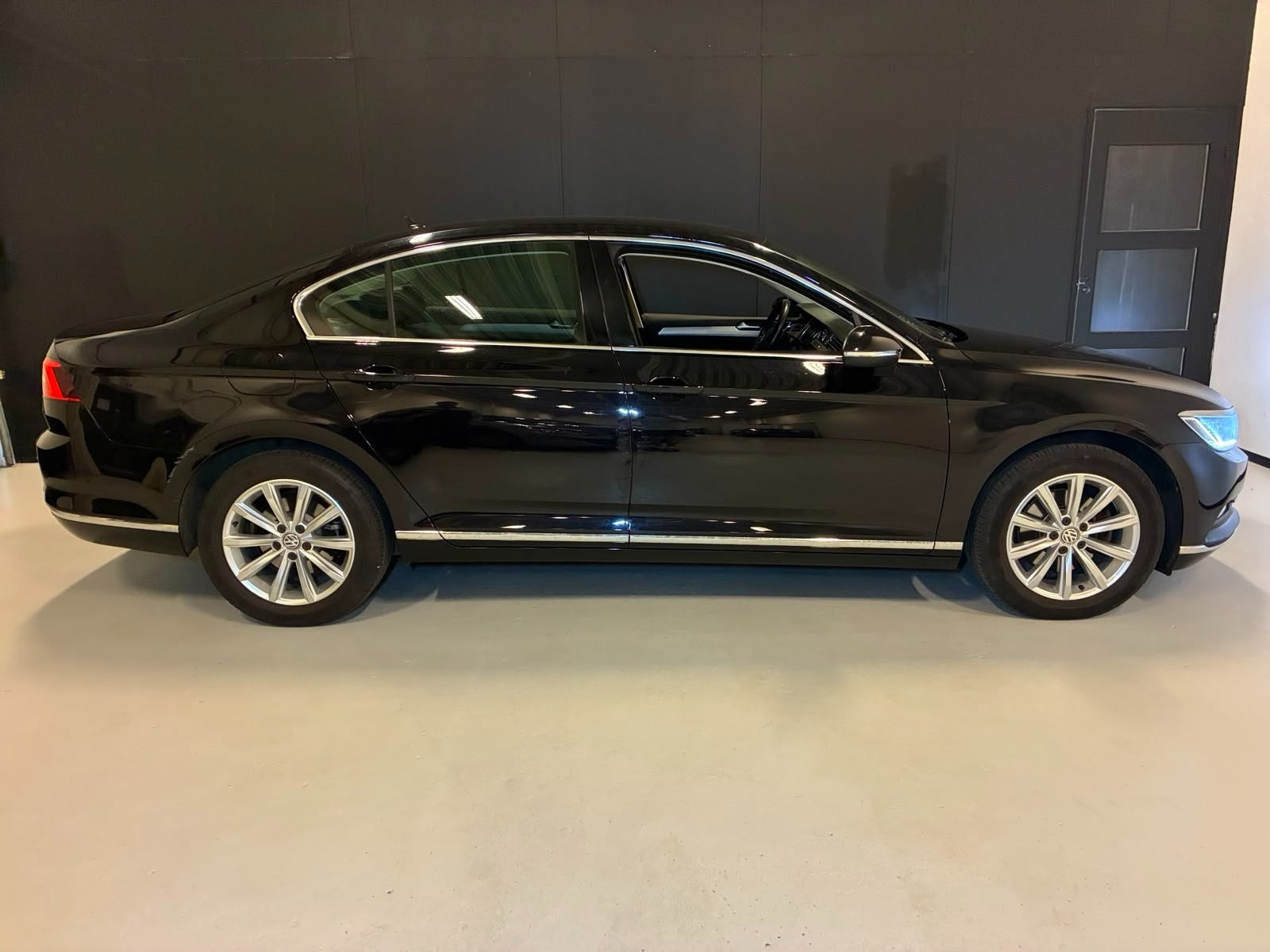 Sort VW Passat fra 2016