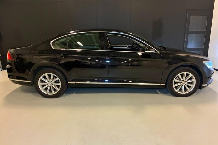 Sort VW Passat fra 2016