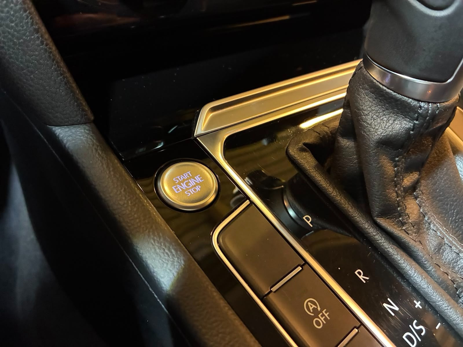 Sort VW Passat fra 2016