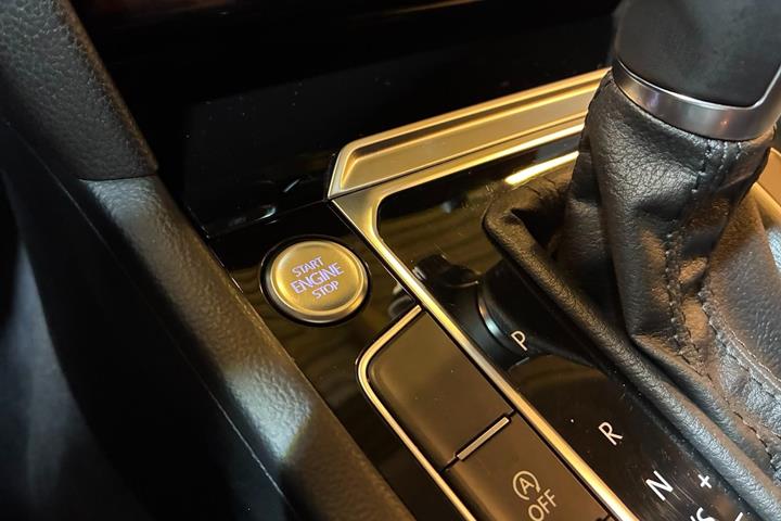 Sort VW Passat fra 2016