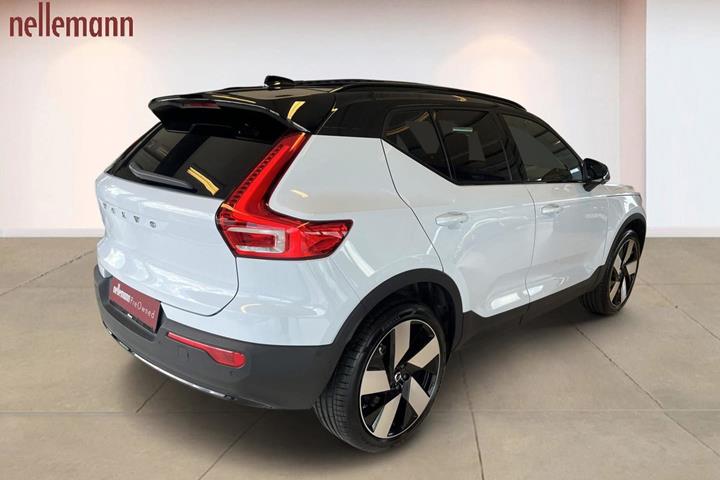 Blå Volvo EX40 fra 2025