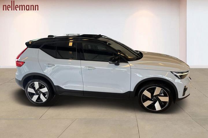 Blå Volvo EX40 fra 2025