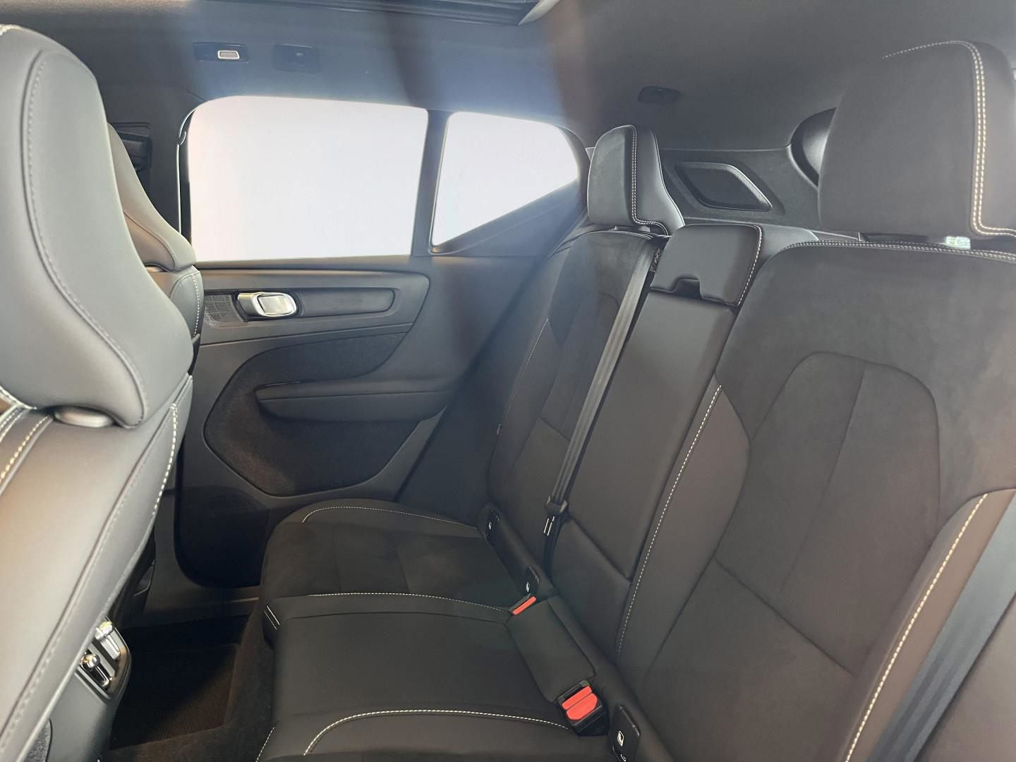 Blå Volvo EX40 fra 2025
